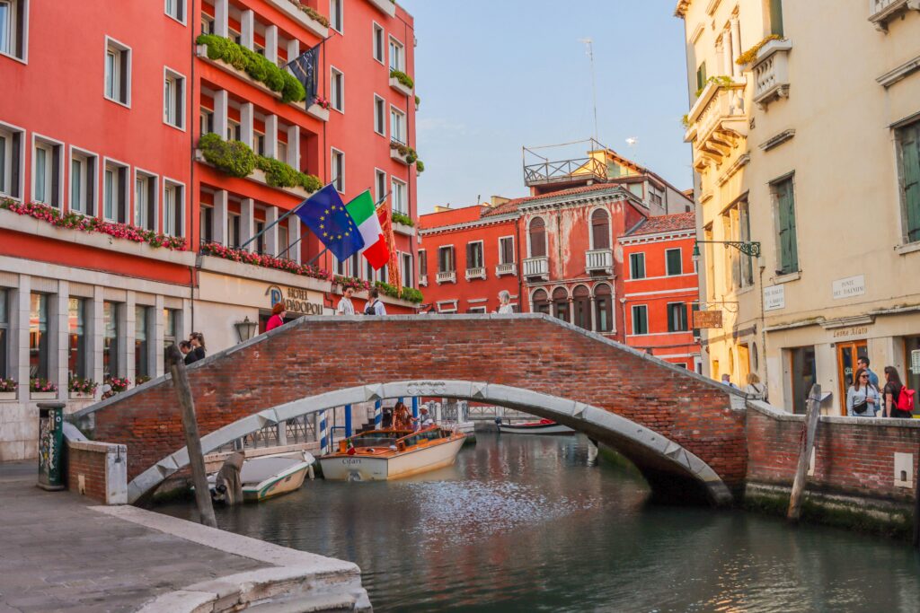City break Venetia — gondola pe canal